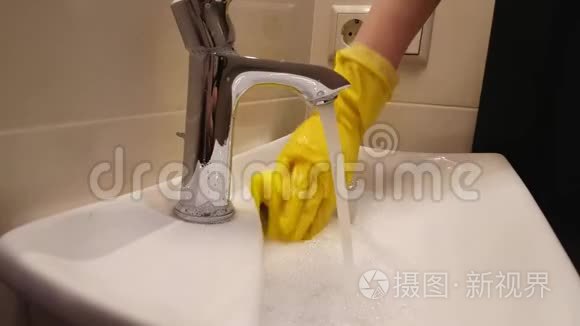 手套里的手洗洗手池视频