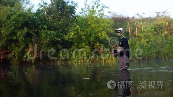 渔人在晨河里飞钓视频