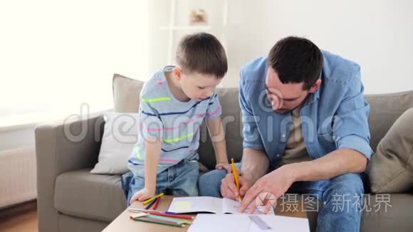 爸爸和小儿子在家里画蜡笔