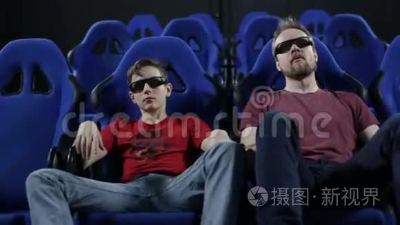 戴着立体眼镜的人坐在电影院看电影