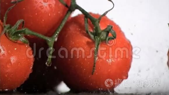 用水滴浇灌超级慢动作的番茄视频