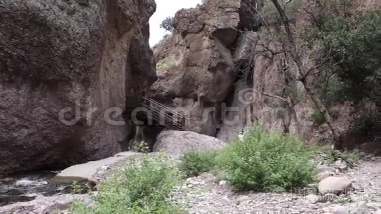 穿过沙漠峡谷的水视频