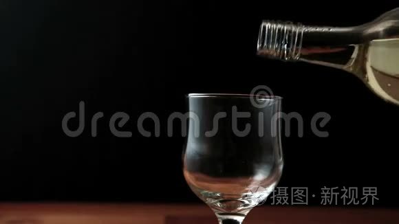 一杯白葡萄酒倒入瓶中