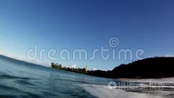 在夏威夷，一股海浪拍打着照相机