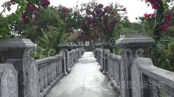 塔曼Ujung水宫，位于海洋附近，由美丽的热带花园装饰，巴厘岛，印度尼西亚。