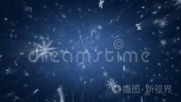 蓝色背景上的雪花和星星。 4K跑了。