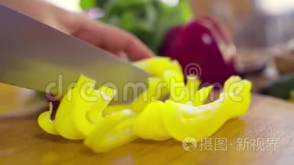 厨师切一片黄椒特写慢镜头视频