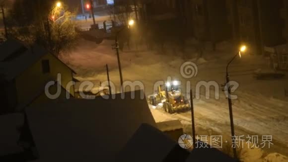 清雪机夜间清扫道路视频