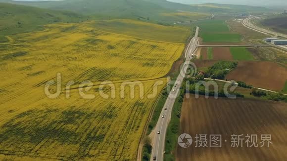 春田道路的鸟瞰图视频