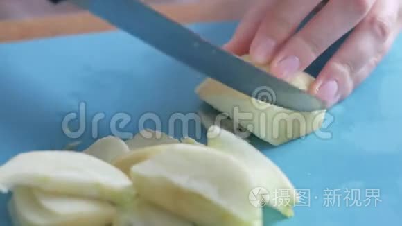 年轻女子切苹果厨房视频