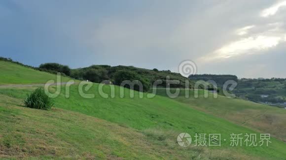 绿山和海景视频