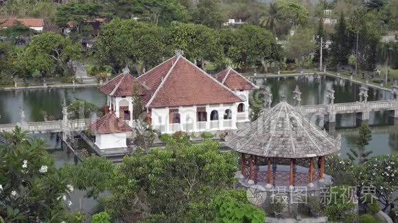 塔曼Ujung水宫，位于海洋附近，由美丽的热带花园装饰，巴厘岛，印度尼西亚。