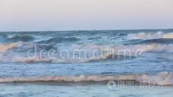 巴库里海海滩的海浪撞击视频