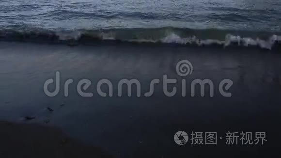 巴库里海海滩的海浪撞击视频