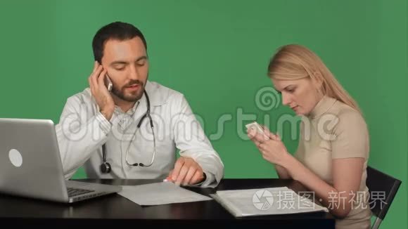 医生和病人在电话里视频