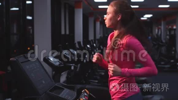 在健身房跑步机上锻炼的女孩视频