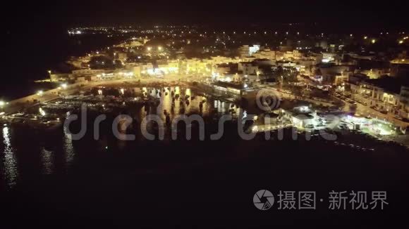 夜间空中无人机4k帆船港和夜生活的镜头