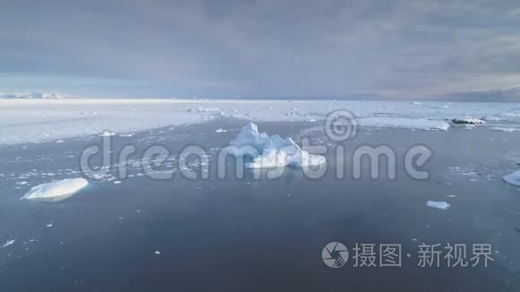 南极洲冰山在海冰中的鸟瞰图视频