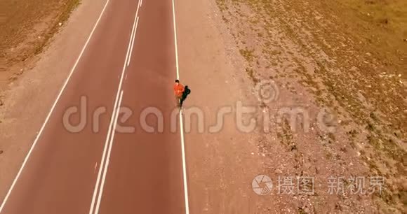 在新柏油路低空飞越运动男子视频