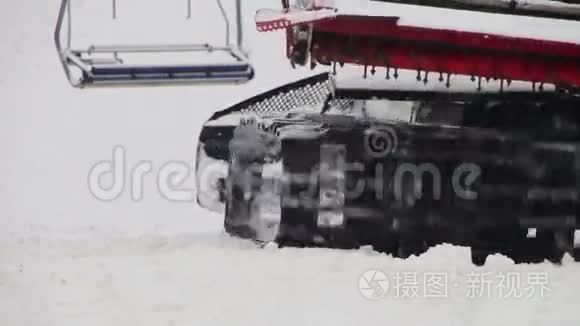 雪猫在滑雪场的山坡上工作