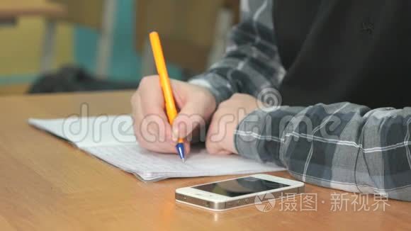 无名氏在笔记本上用钢笔写文字视频