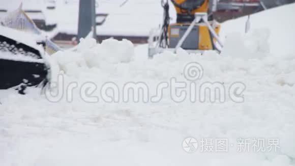雪猫在滑雪场的山坡上工作