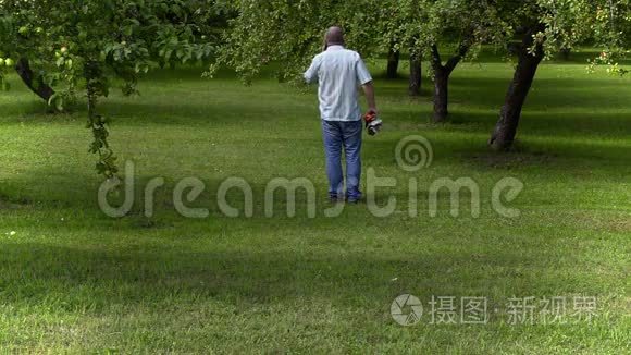 园丁在苹果园散步和打电话视频