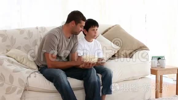父亲和儿子一起吃爆米花