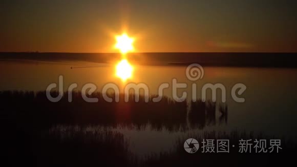 湖面上的日落视频