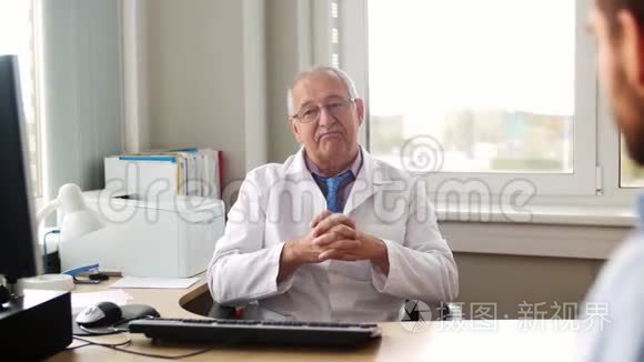 高级医生在医院与男性病人交谈视频