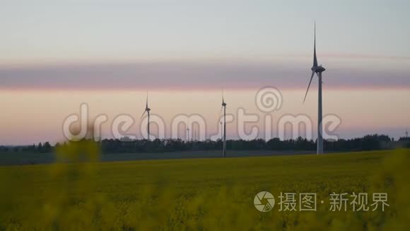 日落时有光线的风力涡轮机农场