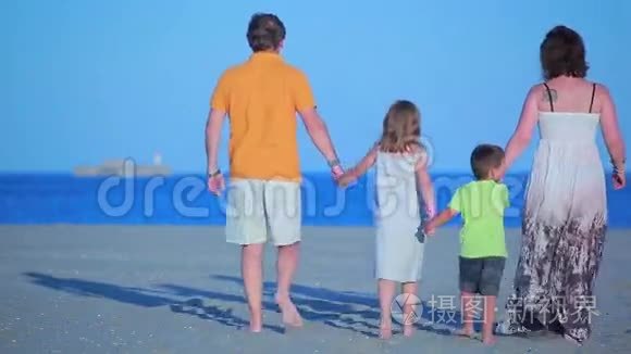 一家人在海滩上散步视频