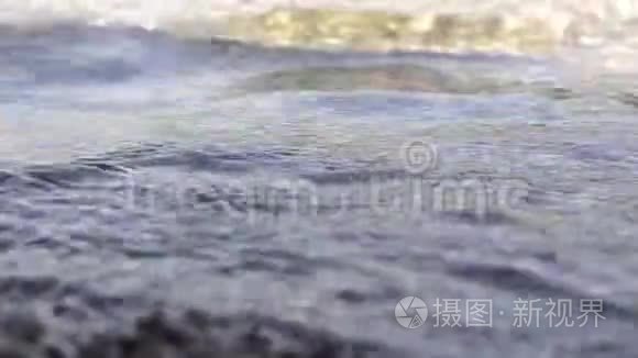 有海浪的卵石海滩视频