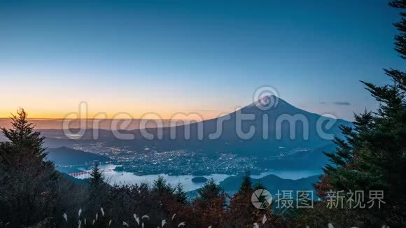 山 川谷丰子湖上的富士山，日出时有秋叶