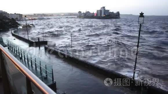 2014年1月3日，星期五，海浪撞击在海滨韦斯顿-超级马雷萨默塞特