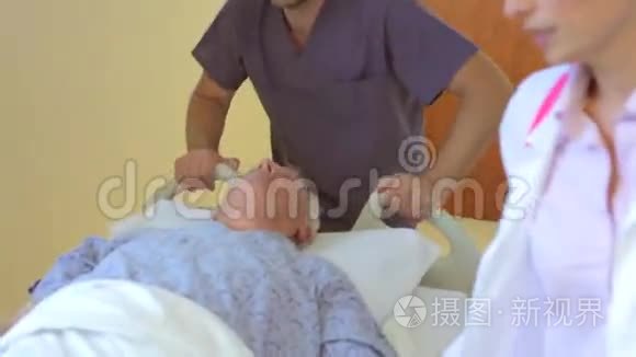 老年男性病人在医院走廊被轮走