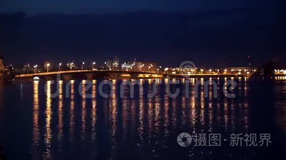 夜晚城市的灯光和有倒影的桥视频