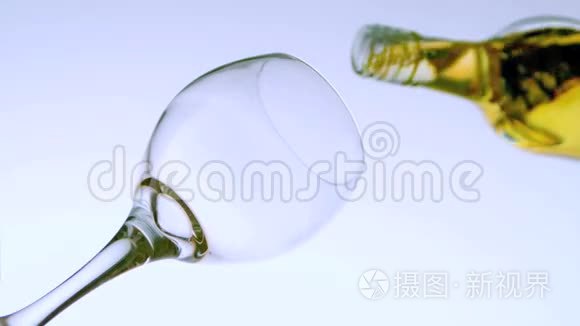 白色葡萄酒倒入玻璃低角度视图