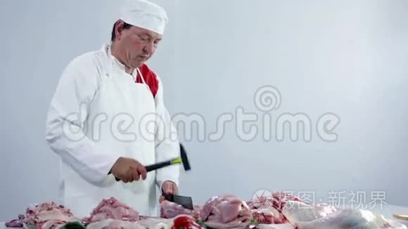 屠夫在屠宰时切火鸡肉视频