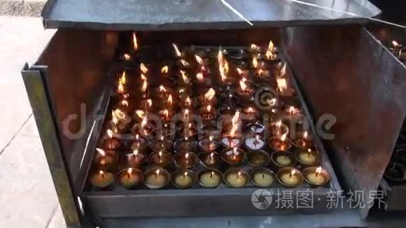 尼泊尔加德满都的佛教蜡烛火视频