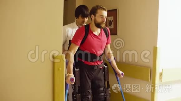 在机器人外骨骼中行走的残疾青年