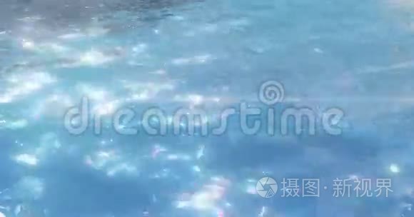 阳光下4K闪亮的湖面，海水波浪，波浪玲玲。