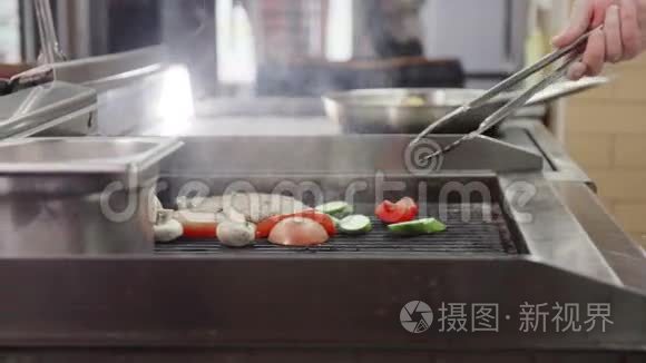 专业厨师烹饪肉类和蔬菜视频