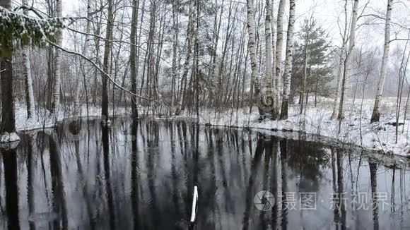 春天的雪橇在池塘的水和红伞上视频