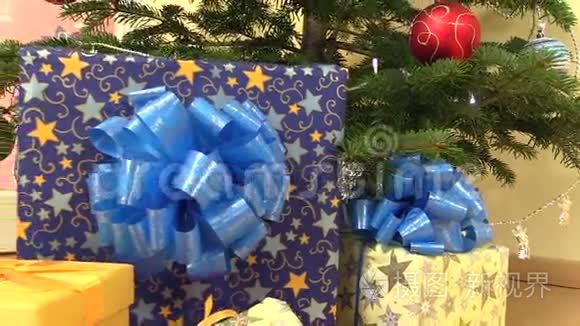 圣诞树下彩带礼品盒视频