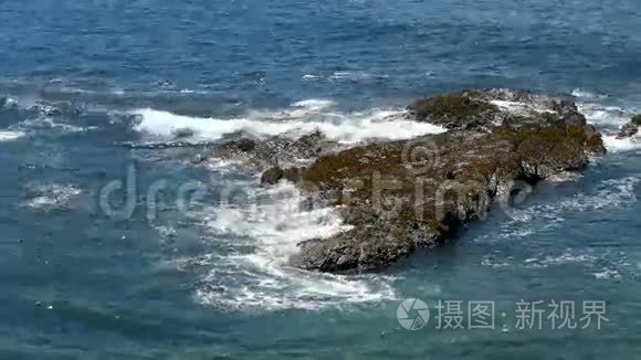 波浪冲击岩石视频