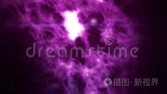 在4K紫色和蓝色的恒星和星云中飞行相机在背景下穿过一个恒星场