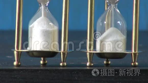 两个沙漏中的白色沙粒运动