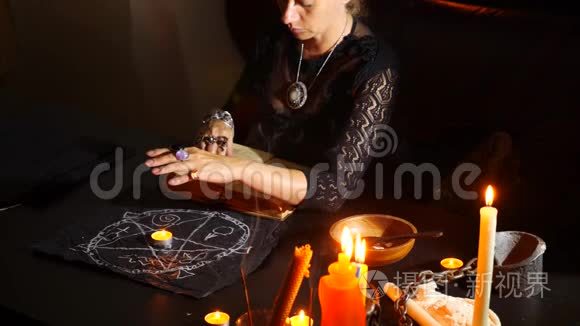 一种神奇的仪式. 占卜. 万圣节,4k,慢动作短视频