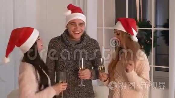 人们带着酒精参加圣诞晚会视频